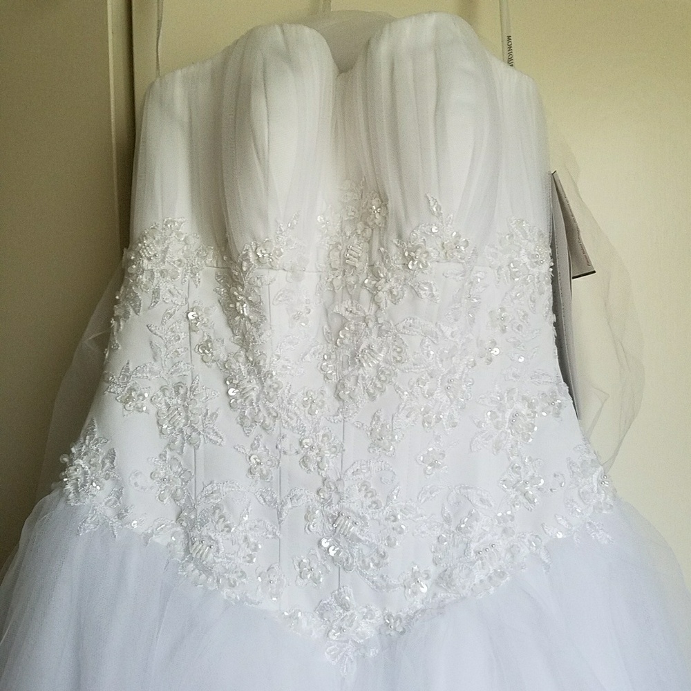 *NWT* Strapless Ballgown Wedding Dress 👰